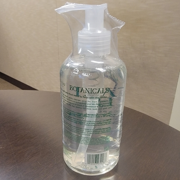 CUCCIO SOMATOLOGY Botanicals Hand and Body Wash Sandalwood & Sage 8oz Pump - Picture 3 of 4